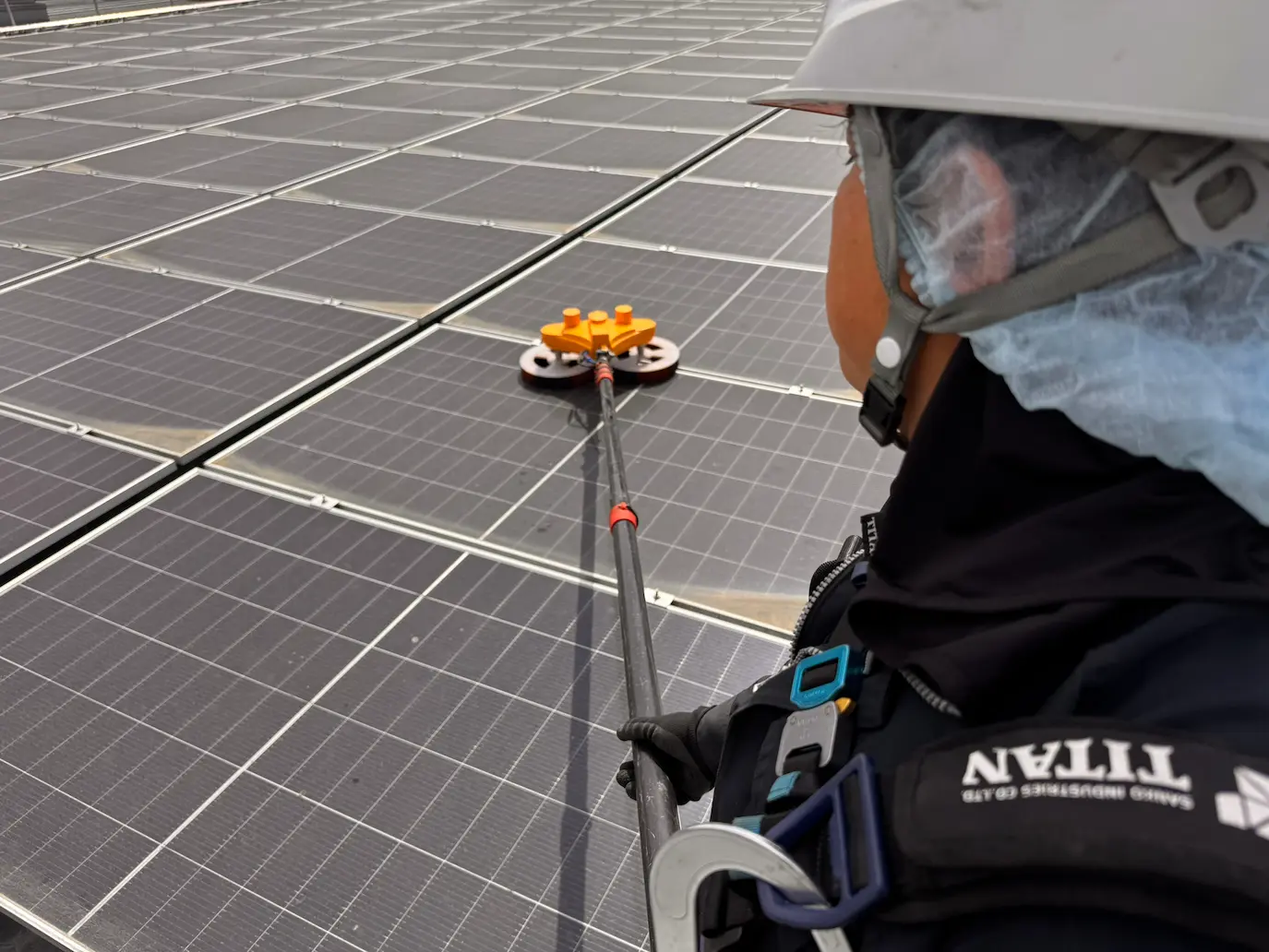 屋根に設置された太陽光パネルの不具合や故障をチェックする点検イメージ
